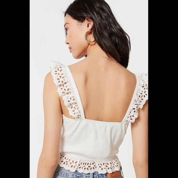 UO Eyelet Flutter Crop Top - Picture 2 of 6